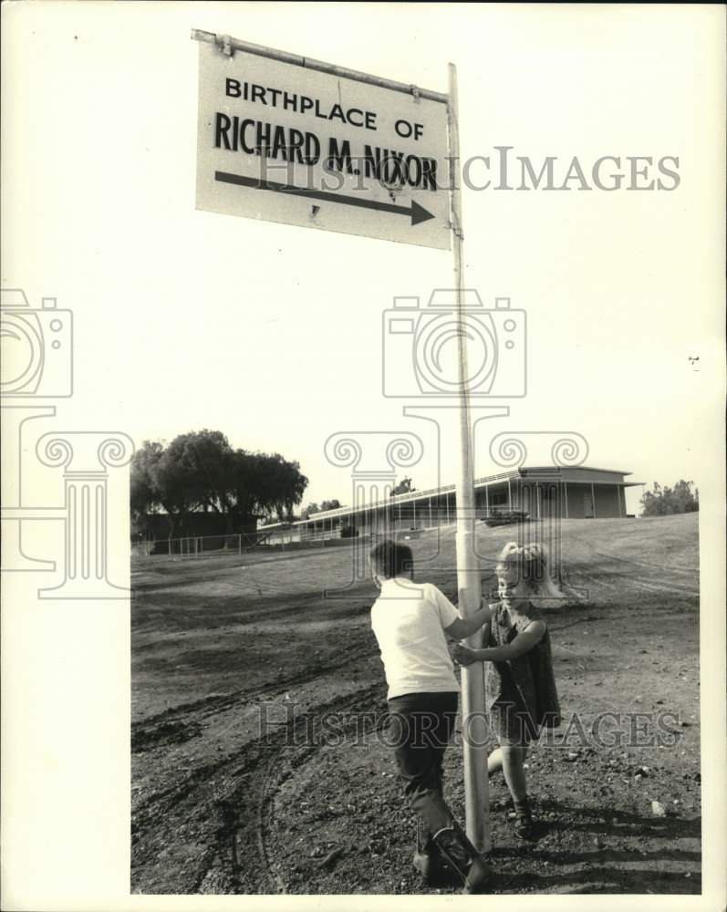 1970 Press Photo Children play by sign showing way to Richard Nixon's birthplace