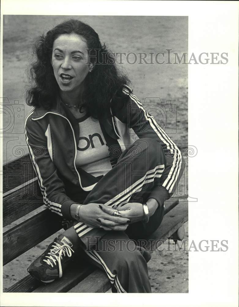 1980 Press Photo Marathon runner Kathrine Switzer giving interview.- Historic Images