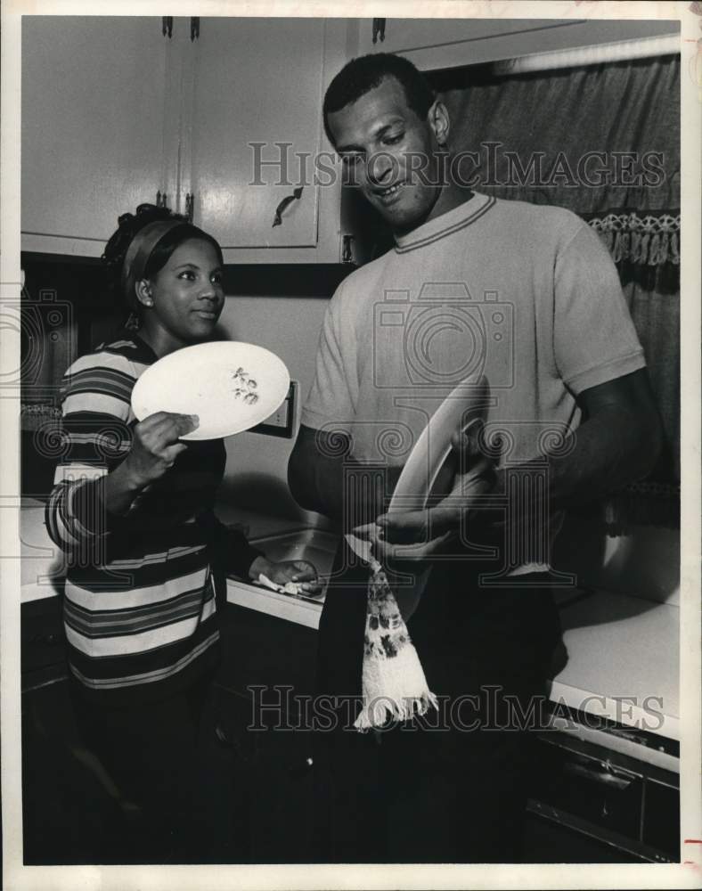 1969 Press Photo Houston Oilers&#39; Alvin Reed at home with wife Debra, Texas- Historic Images