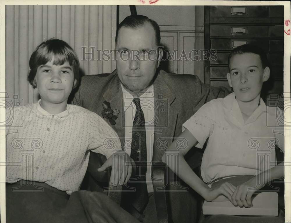 1956 Press Photo Capital Prosecutor Ben Woodall with daughters Georgia &amp; Mary- Historic Images