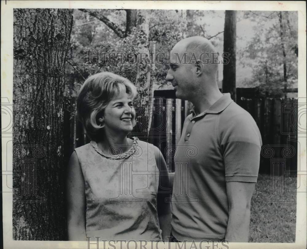 1966 Press Photo Astronaut Tom Stafford and his wife at their home. - hcb50269- Historic Images