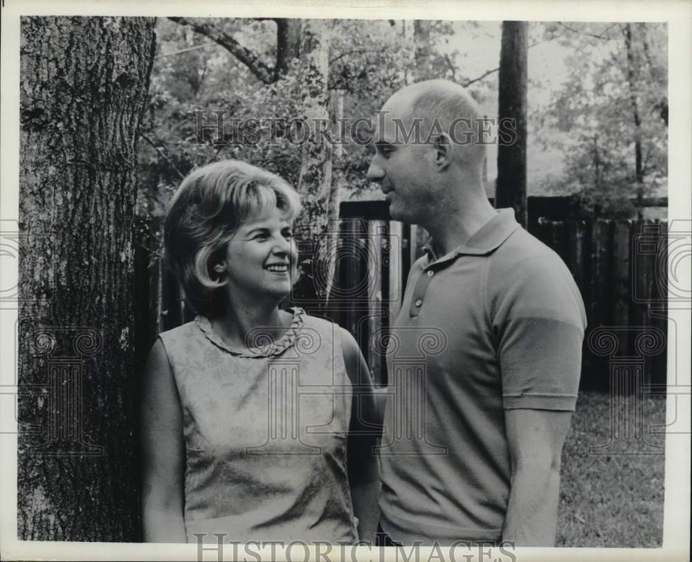1966 Press Photo Astronaut Tom Stafford at home with wife Faye and family