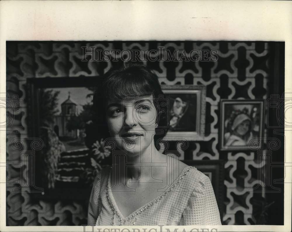 1971 Press Photo Houston artist Jo Mullendore with her art on display at Fiesta- Historic Images