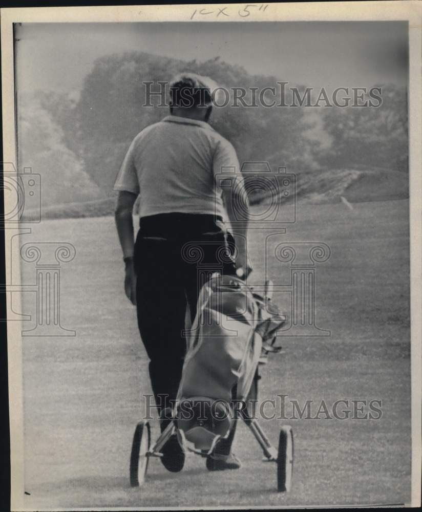1967 Press Photo Britain's Prime Minister Harold Wilson pulling golf clubs.