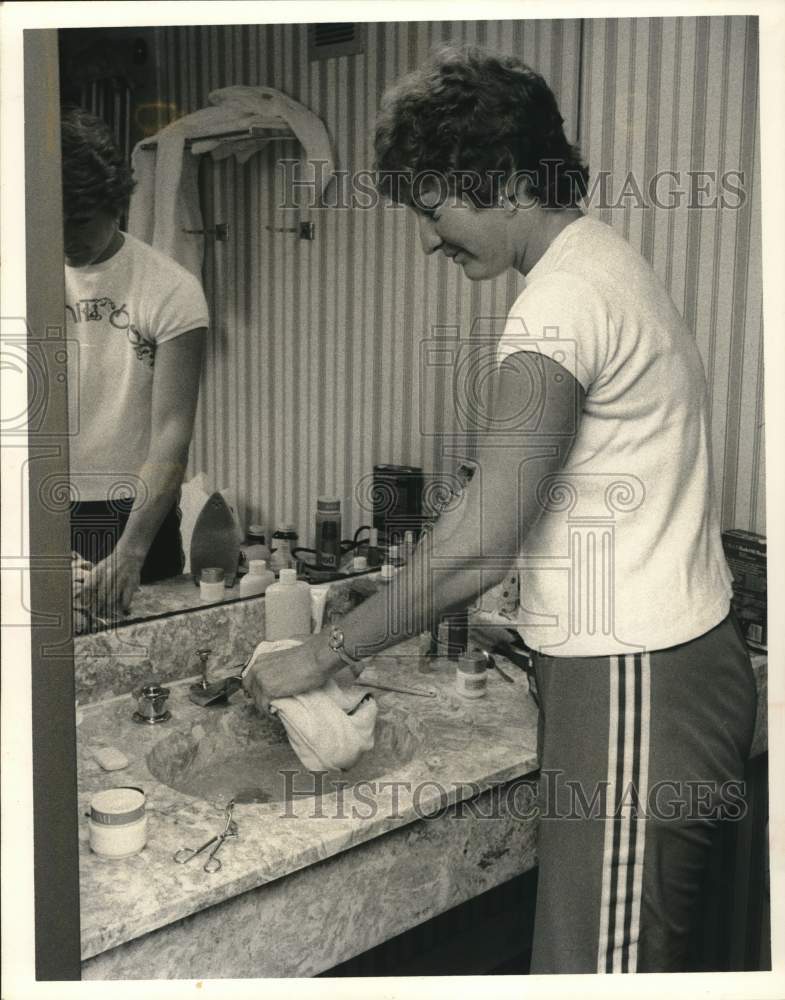 1976 Press Photo Tennis pro Janet Newberry washes cloths at Houston Marriott- Historic Images