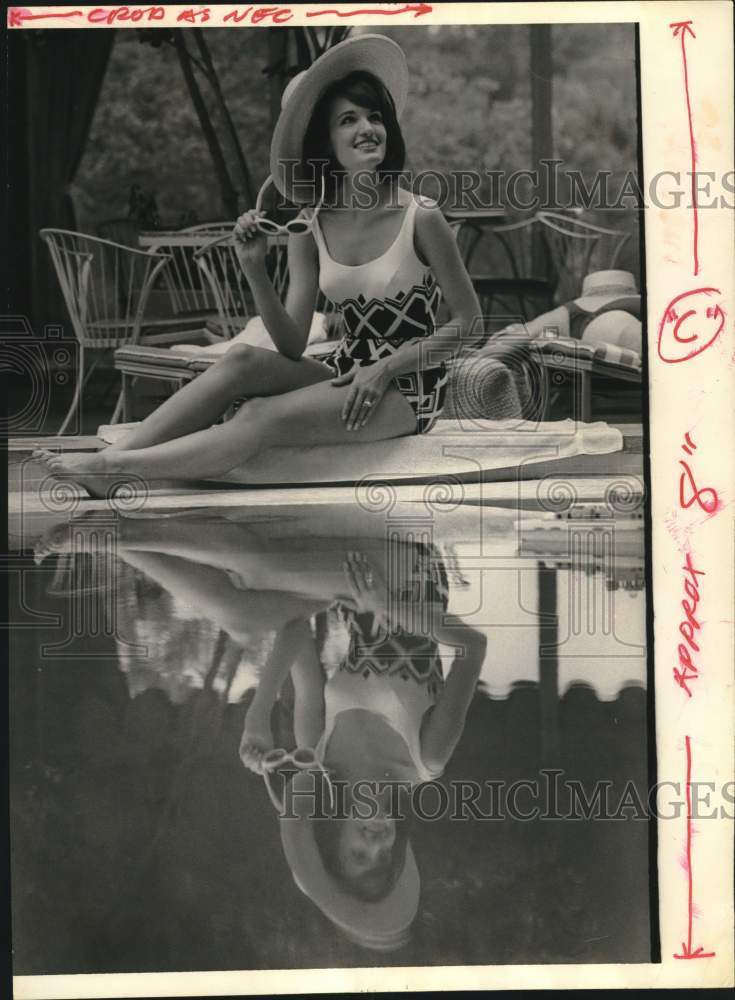 1966 Press Photo Miss Texas Contestant Mary Lynn Naye Sits Poolside in Swimsuit- Historic Images