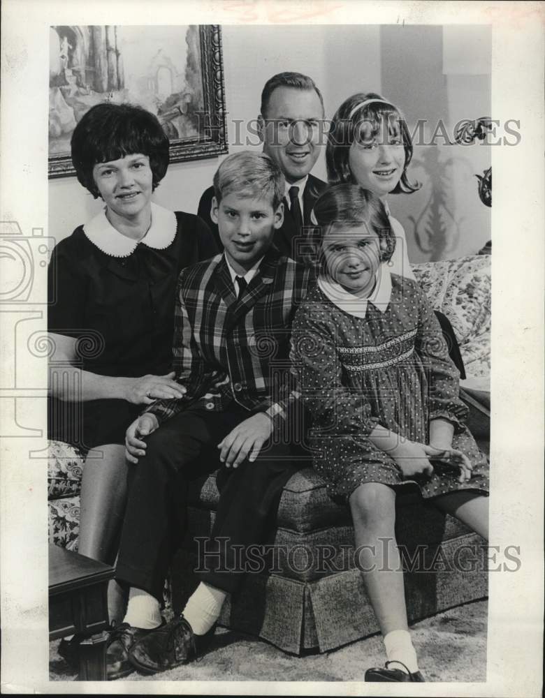 1965 Press Photo Astronaut Jim Lovell, wife and children Jay, Susan, Barbie, TX- Historic Images