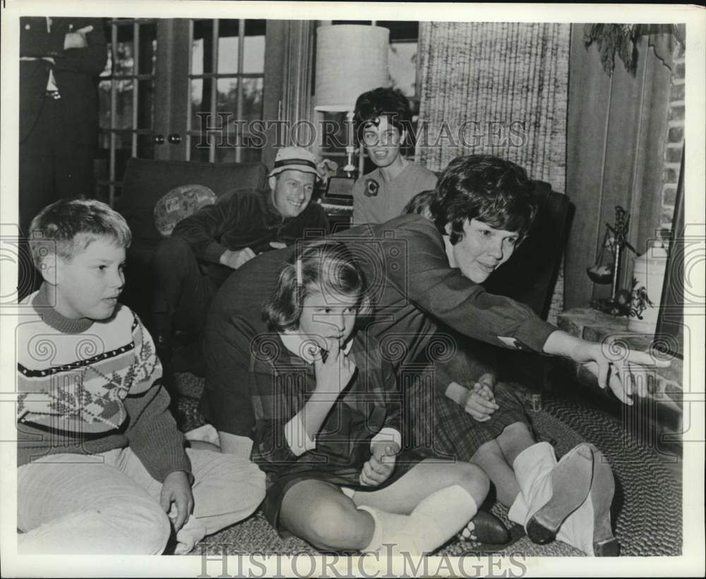 1965 Press Photo Astronaut James Lovell's wife Marilyn and kids with friends