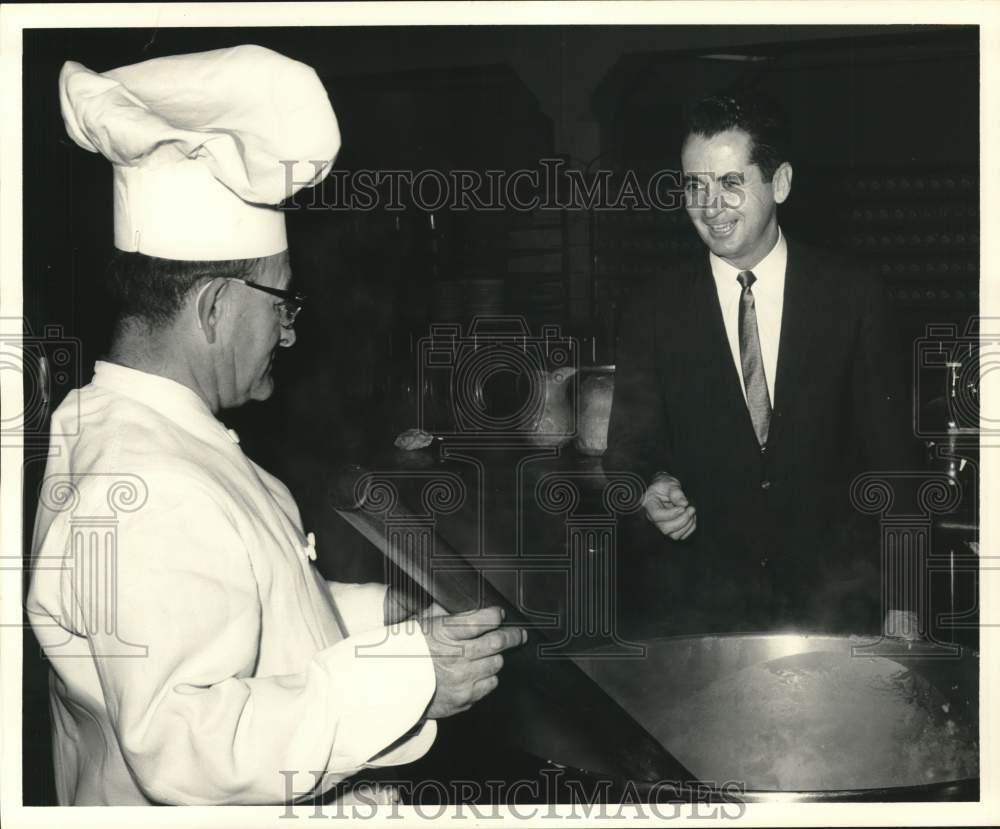 1963 Press Photo Chef William Yeager, Frank Nugent at Sbisa Dining Hall kitchen- Historic Images