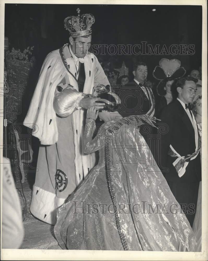 1951 Press Photo King Rod Cameron Crowning Queen, University of St. Thomas