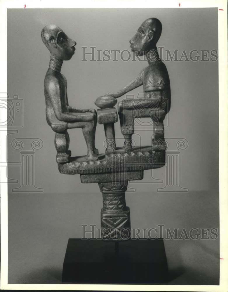 1960 Press Photo Artist Akan&#39;s wood finial of 2 men facing each other on stools.- Historic Images