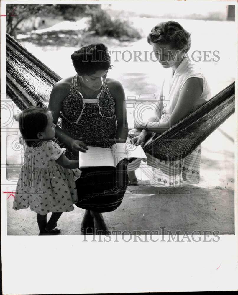 1963 Press Photo Reading Teacher Mrs. Hank Bradley with Mixteco Indian Woman- Historic Images