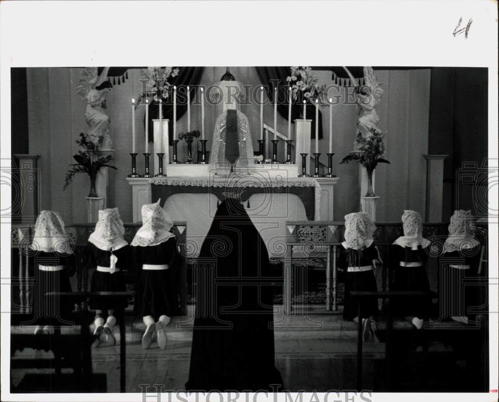 1962 Press Photo Students Praying at Chapel Before Class in Mexico - hcb53446