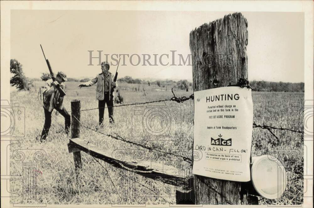 1972 Press Photo Hunters near Subsidizing Permit at Farm Fence - hcb53495- Historic Images