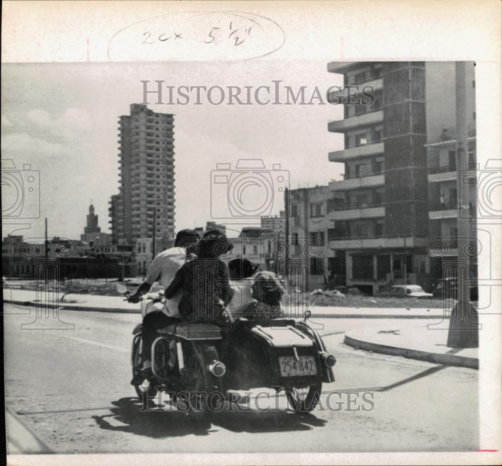 1971 Press Photo Travelers Riding on Motorcycle in Havana, Cuba - hcb53845