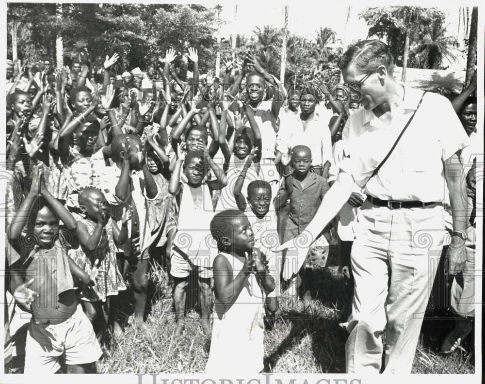 1962 Press Photo Antony Gilpin at Shabunda Village in Kivu Jungle of the Congo