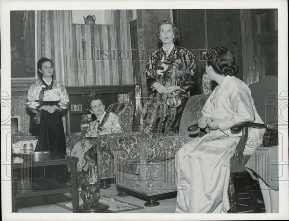 1954 Press Photo Pat Nixon visits wives of Korean government officials in Seoul- Historic Images