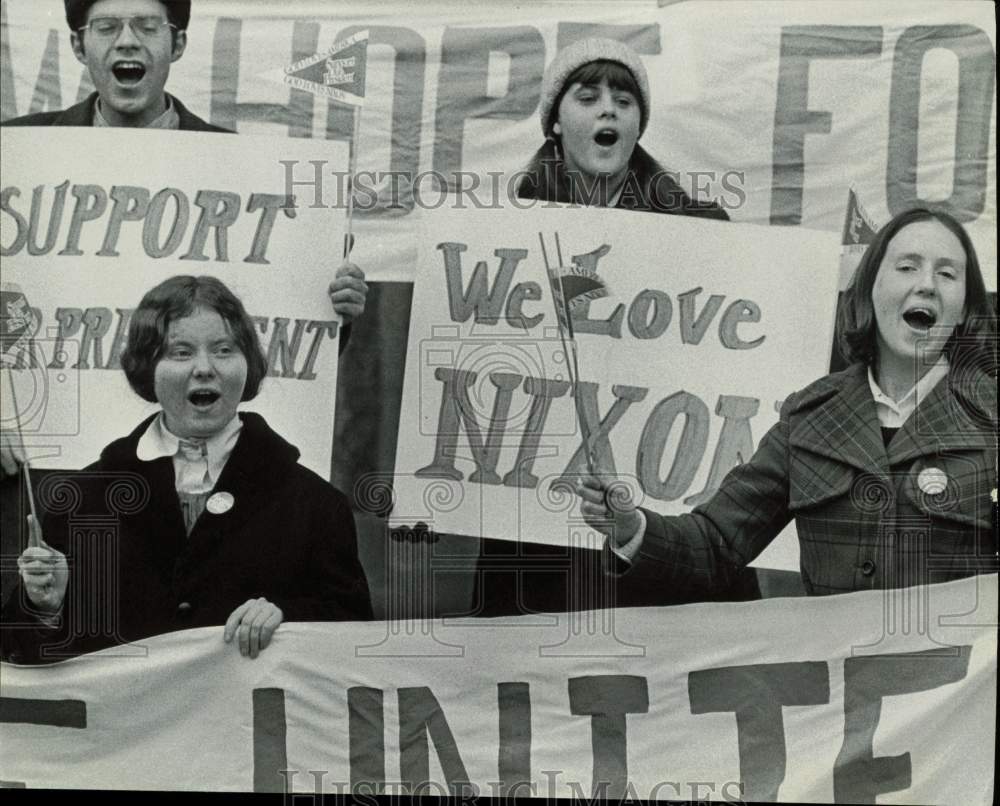 1974 Press Photo Texas youths show support for Richard Nixon outside the capitol- Historic Images