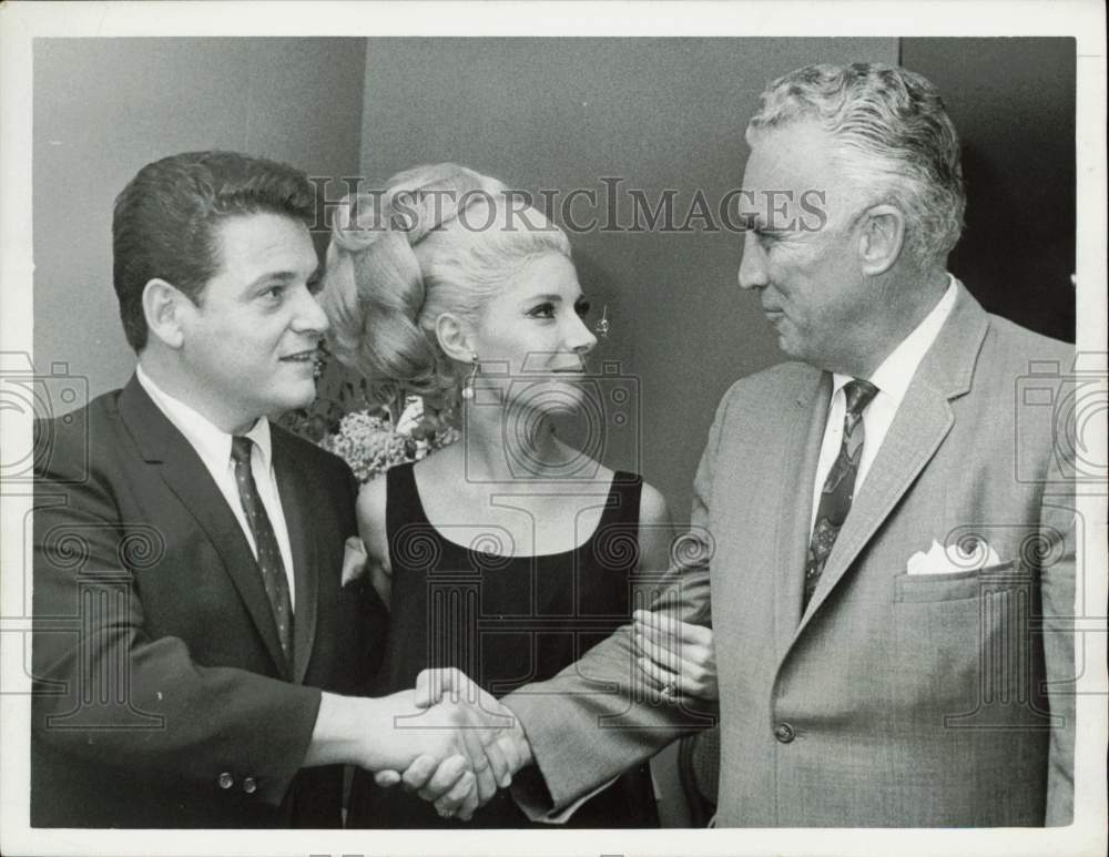 1966 Press Photo La Fin&#39;s Tony Navarro chats with Sonja Isham, Mort Kaye in TX- Historic Images