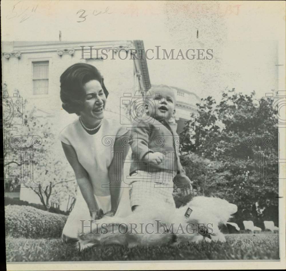 1968 Press Photo Mrs. LBJ plays with grandson Patrick Nugent at the White House- Historic Images