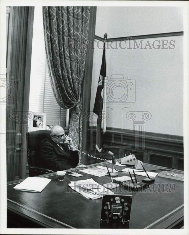 1969 Press Photo Preston Smith, Texas Governor, talking on phone in his office- Historic Images