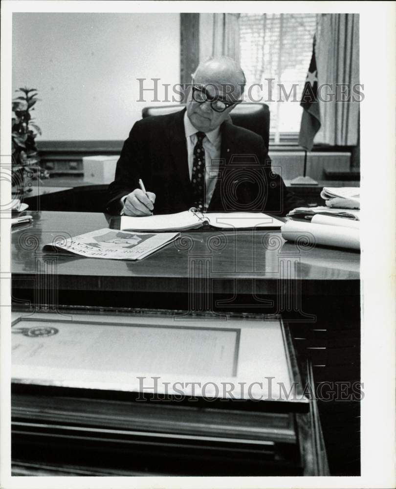 1969 Press Photo Gov. Smith works on inaugural address before move to new office- Historic Images