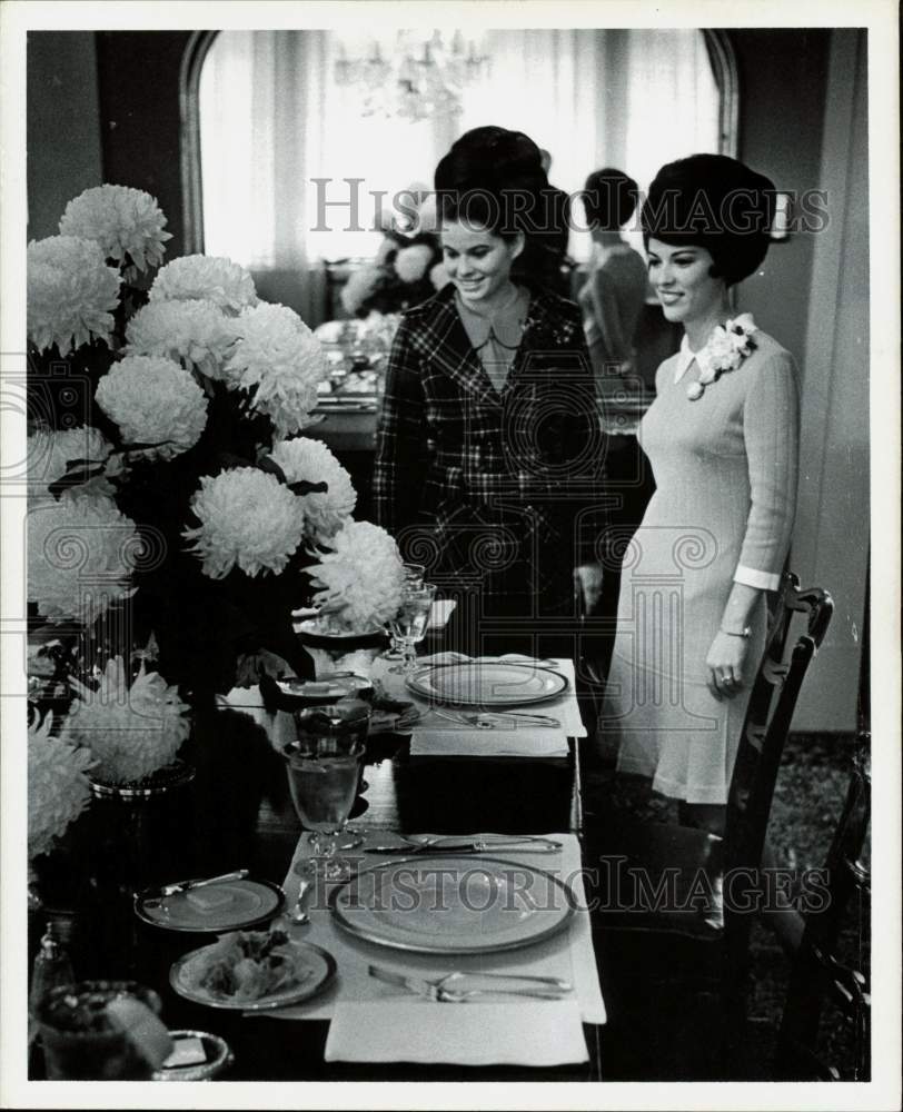 Press Photo Mrs. Preston Michael Smith, Mrs. Jan Lauren Schmidt at Houston party- Historic Images