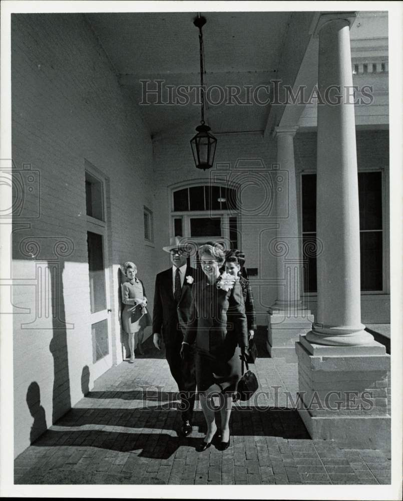 1969 Press Photo Governor &amp; Mrs. Preston Smith leave for inaugural parade, Texas- Historic Images