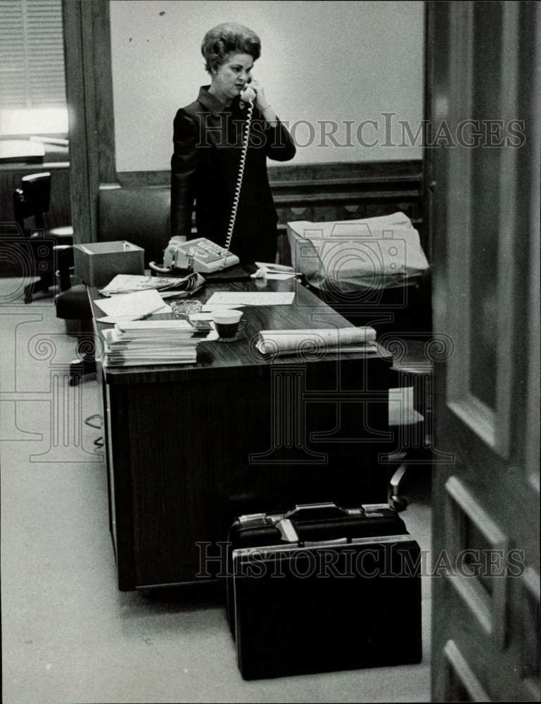 1969 Press Photo Mrs. Preston Smith helps with husband&#39;s move to governor office- Historic Images