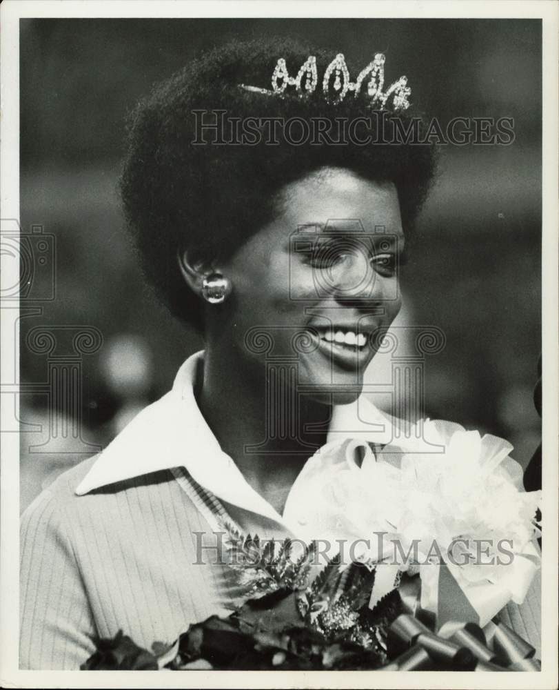 1973 Press Photo Yvonne Wright Named University of Houston Homecoming Queen, TX- Historic Images