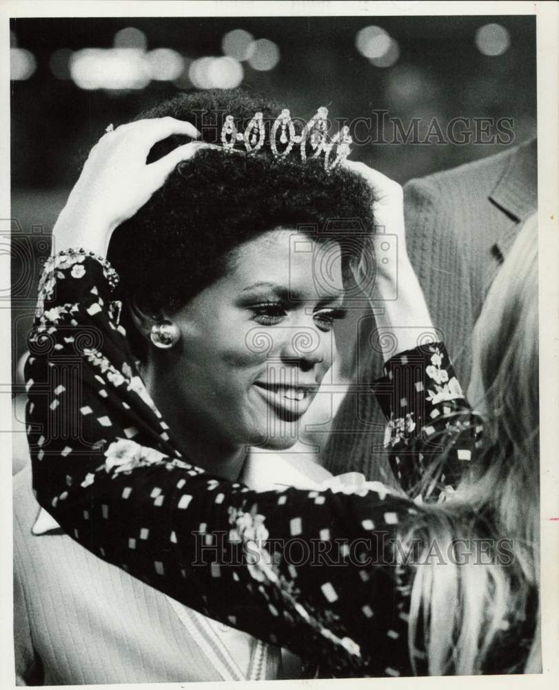 1973 Press Photo Yvonne Wright crowned Homecoming Queen at University of Houston- Historic Images