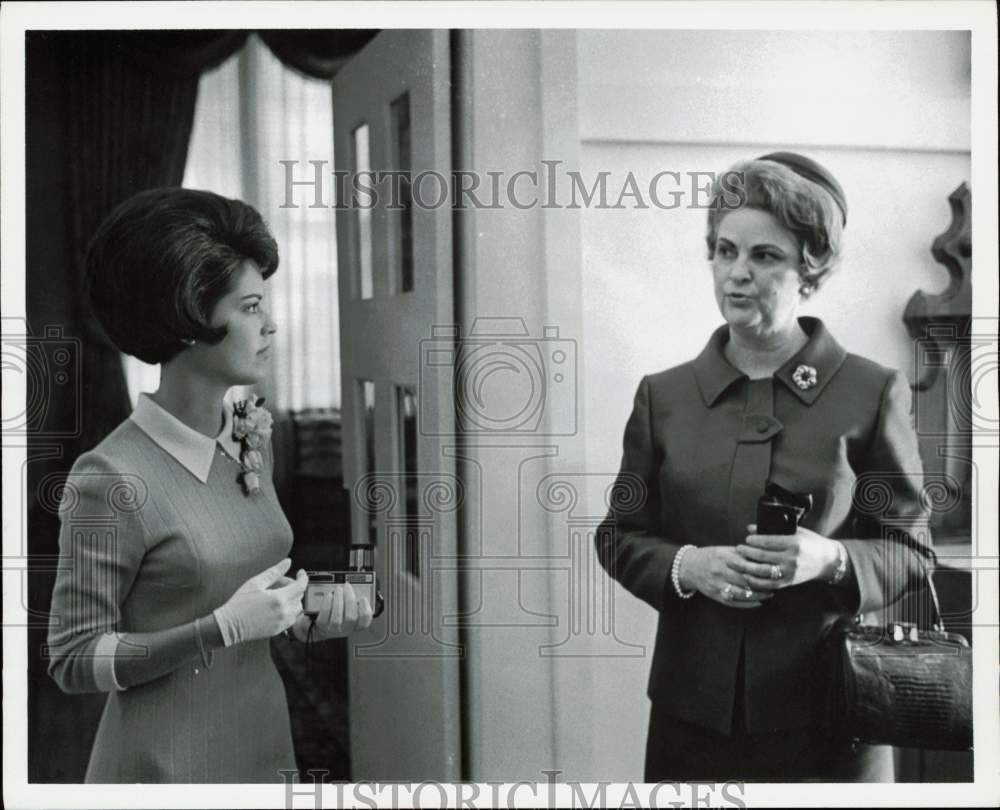 1969 Press Photo Mrs. Preston Smith chats with daughter at TX Governor&#39;s Mansion- Historic Images