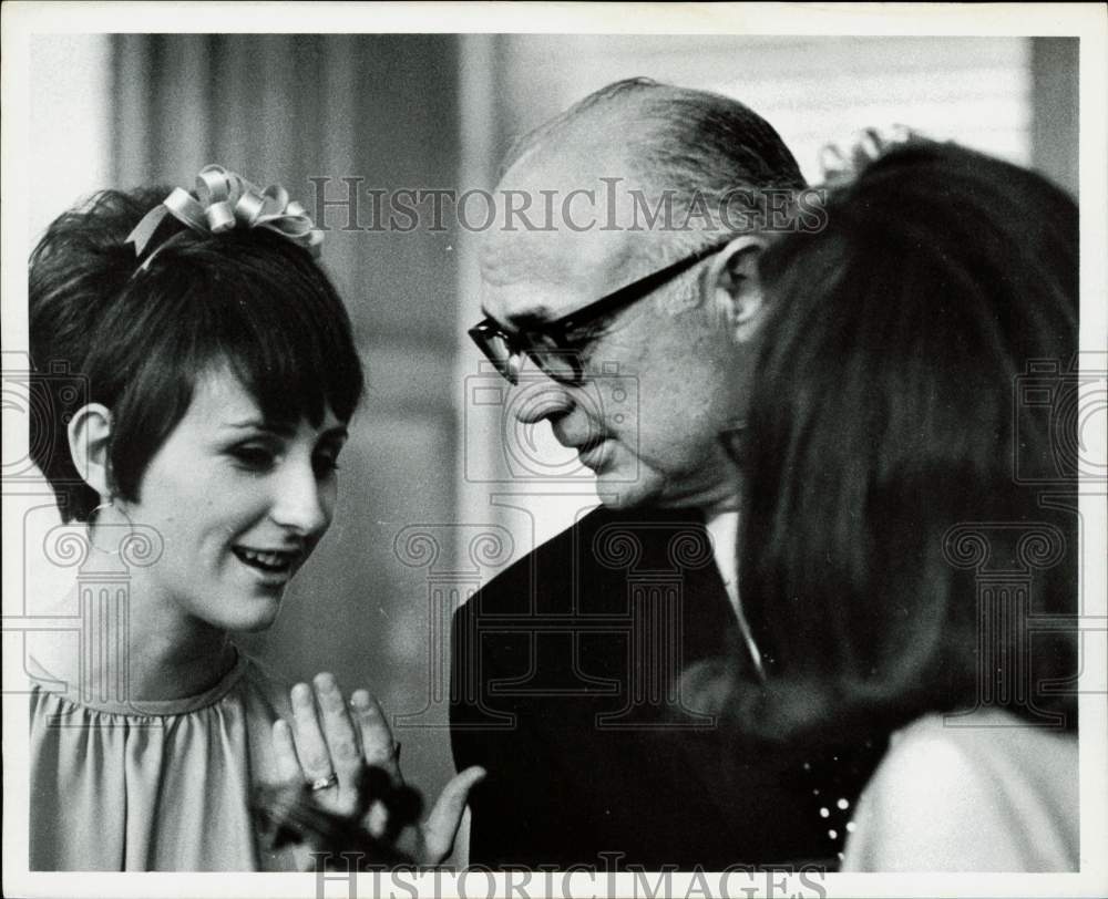 1969 Press Photo Texas Governor Preston Smith talks with Lubbock violin group.- Historic Images