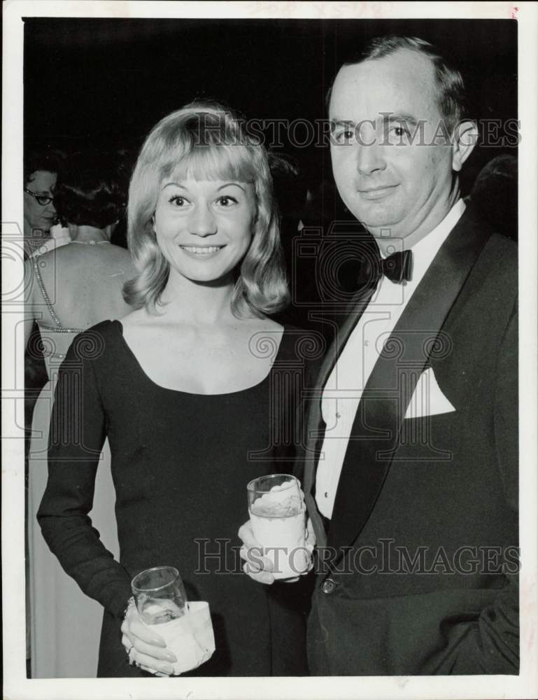 1965 Press Photo Ginger Wright and Gail Martin attend Maxim&#39;s event in Houston- Historic Images