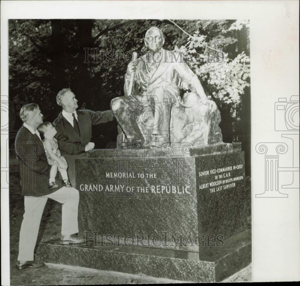 1956 Press Photo Visitors view monument of Civil War veteran Albert Woolson.- Historic Images