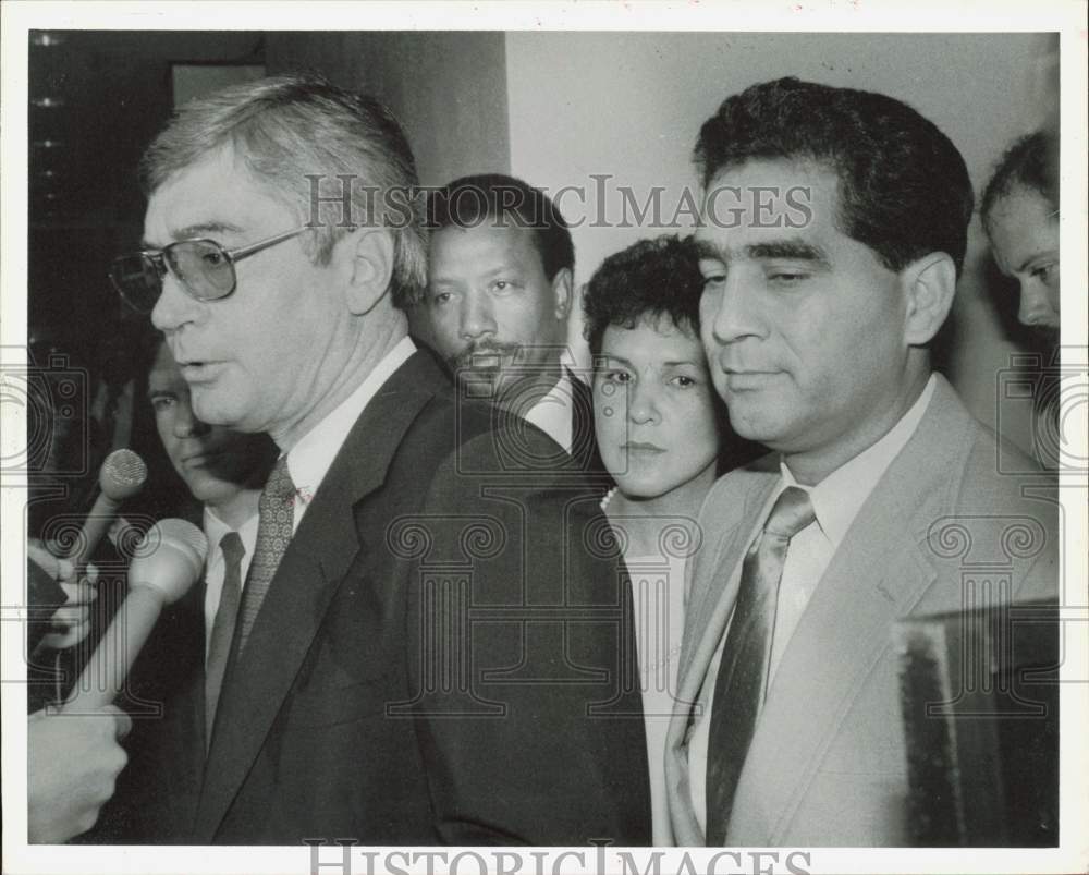 1985 Press Photo Ben Reyes, Houston City Councilman, talks with reporters.- Historic Images