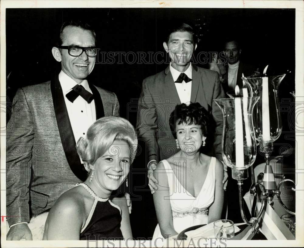 1968 Press Photo Fred Wellings, Al Wellings, Noonie at Shamrock black tie event.- Historic Images