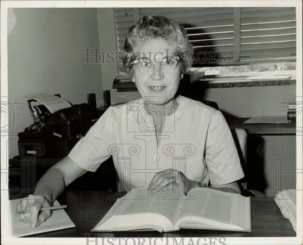 1963 Press Photo Assistant Attorney General Mary Wall, Texas election law expert- Historic Images