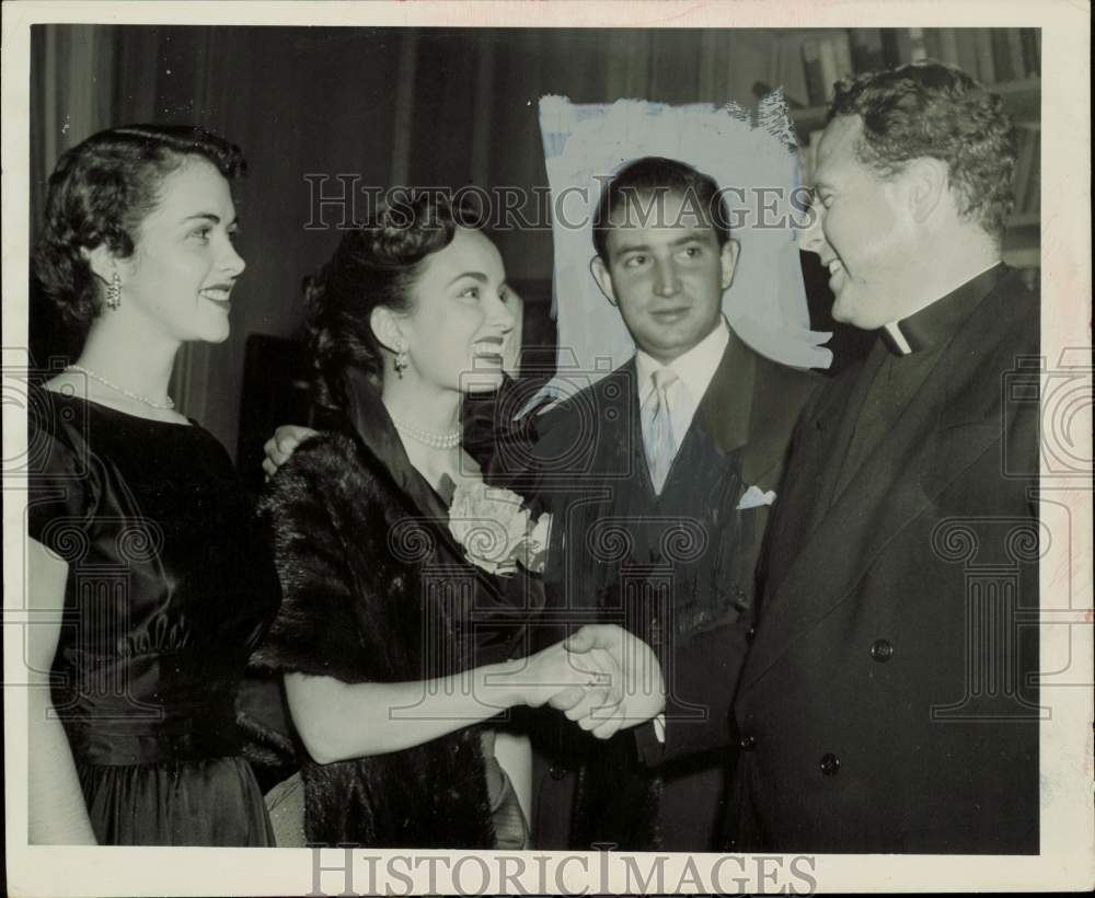 1954 Press Photo Robert Neal, Houston coffee heir with Mardi Gras party guests.- Historic Images