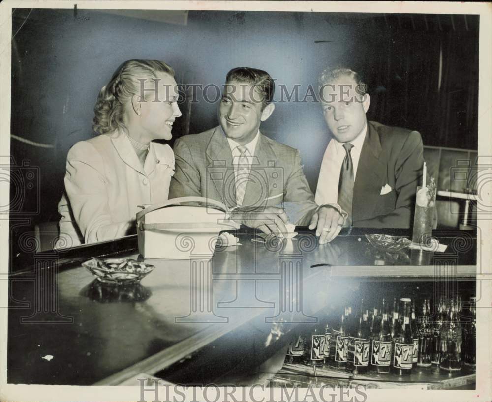 1954 Press Photo Robert Neal, coffee heir talks with Elizabeth Dailey at bar.- Historic Images