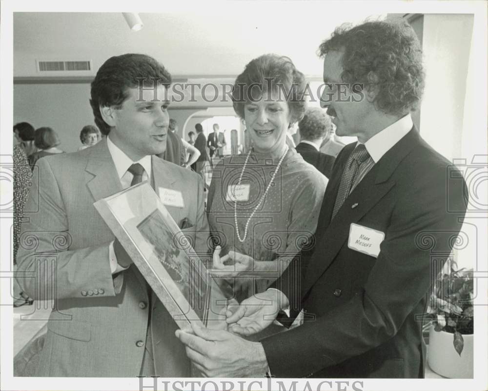 1984 Press Photo Playwright Mark Medoff, Elaine Rose, Manny Mones view award- Historic Images