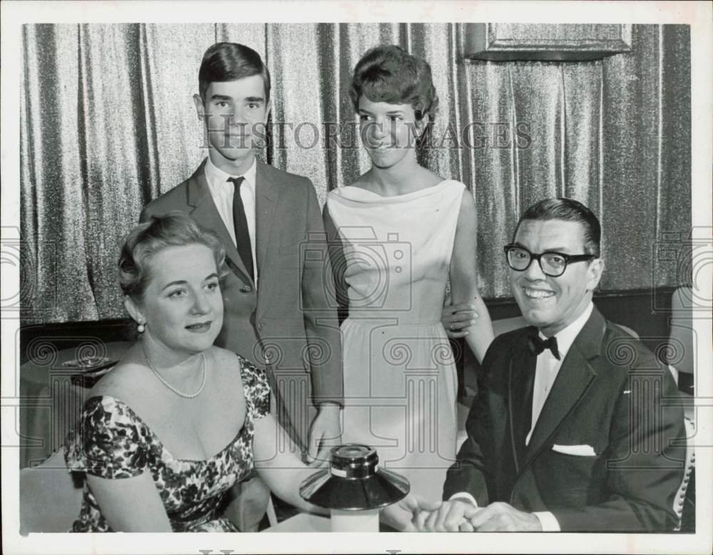 1964 Press Photo Pianist Joe Melis visits with family at Tidelands, Texas- Historic Images