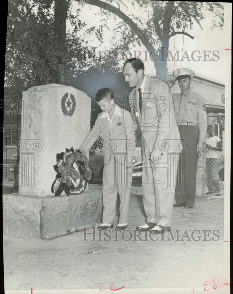 1951 Press Photo Wreath placed at tomb in Memorial Park Cemetery - hcb56166- Historic Images