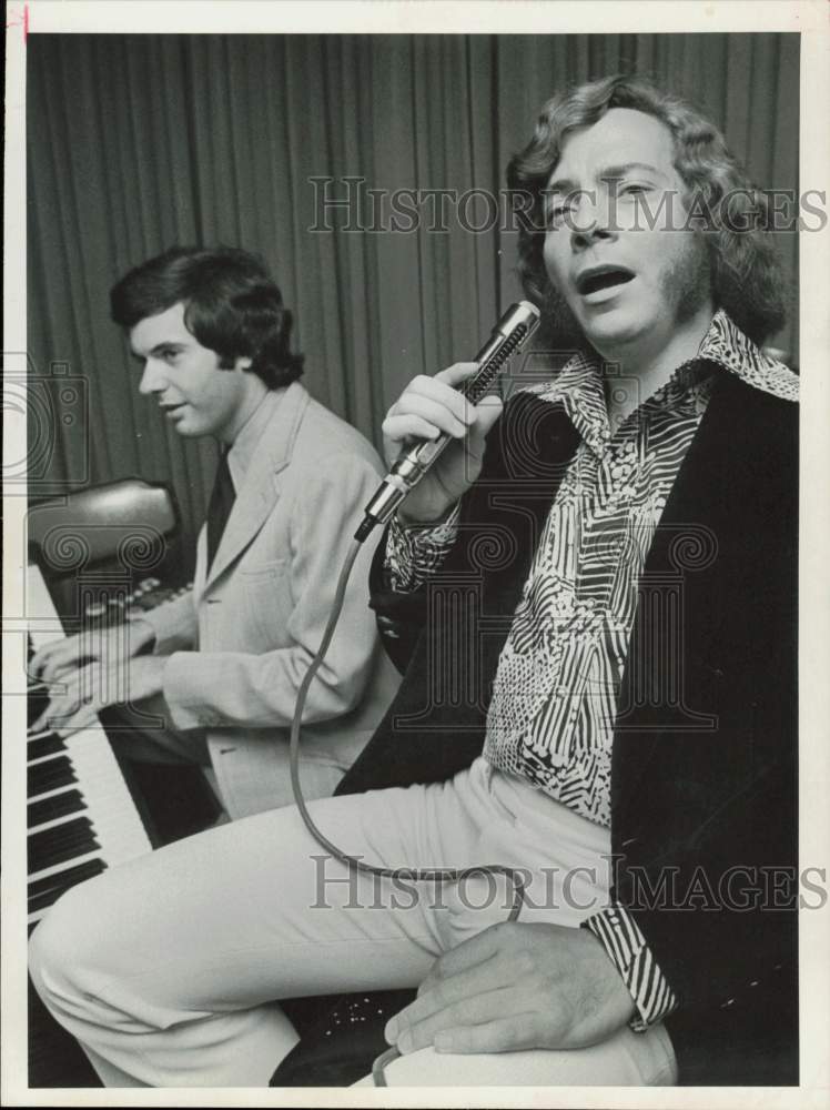 1972 Press Photo Bob Landes and Earl Wilson, Jr. perform at Gulf Coast Motor Inn- Historic Images