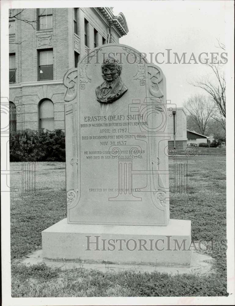 1964 Press Photo Erastus &quot;Deaf&quot; Smith monument at Ft. Bend County Courthouse.- Historic Images