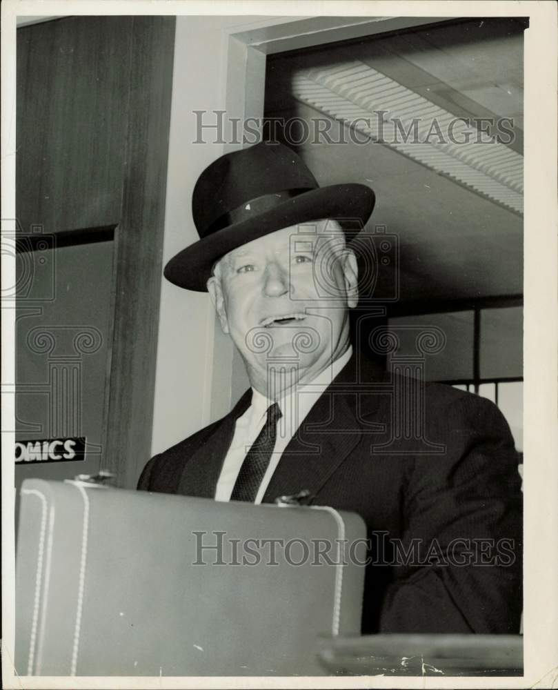 1955 Press Photo R.E. Smith wears hat given him by Lighthouse for the Blind.- Historic Images