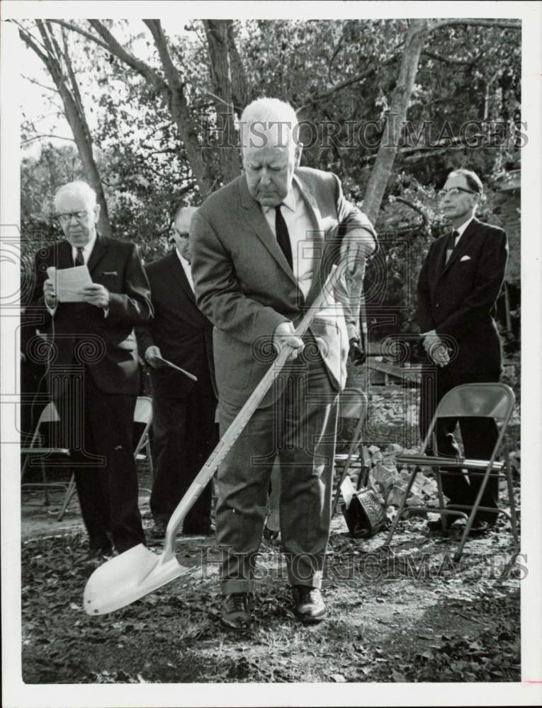 1965 Press Photo R.E. Smith and Bishop Paul Martin at Methodists&#39; groundbreaking- Historic Images