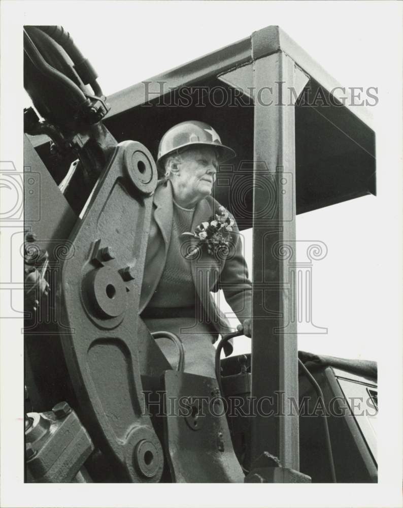 1975 Press Photo Mary Moody Northen, Galveston heiress, operates equipment.- Historic Images