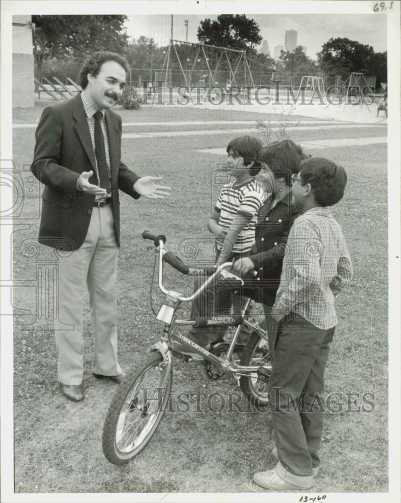 1983 Press Photo Writer, director Joe Newell talks with kids at Moody Park.- Historic Images