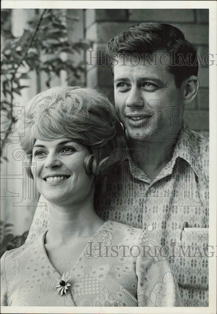 1973 Press Photo Ex-POW Captain James Ray and fiancee Lt. Rebecca Laughter.- Historic Images